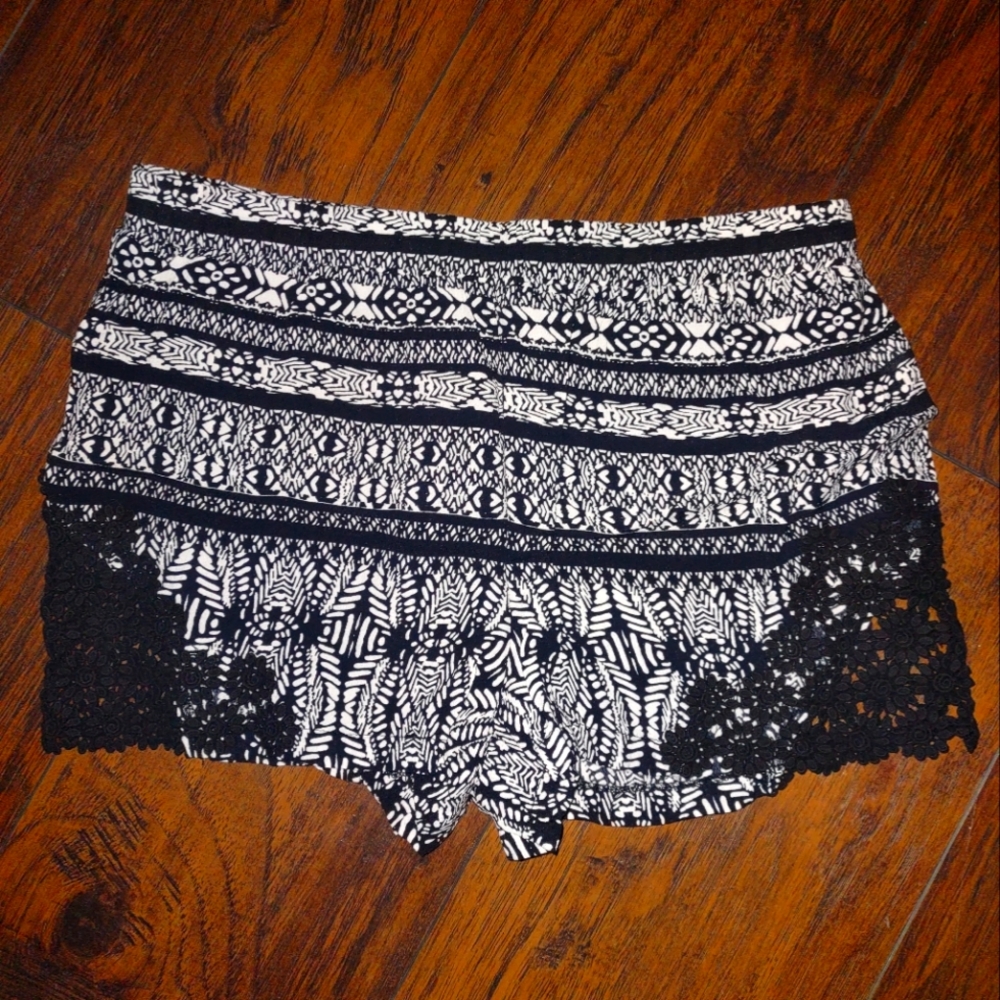 FOREVER 21 SHORTS SIZE MEDIUM